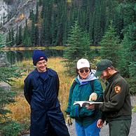 Ranger helpt toeristen in het Denali NP, Alaska, USA